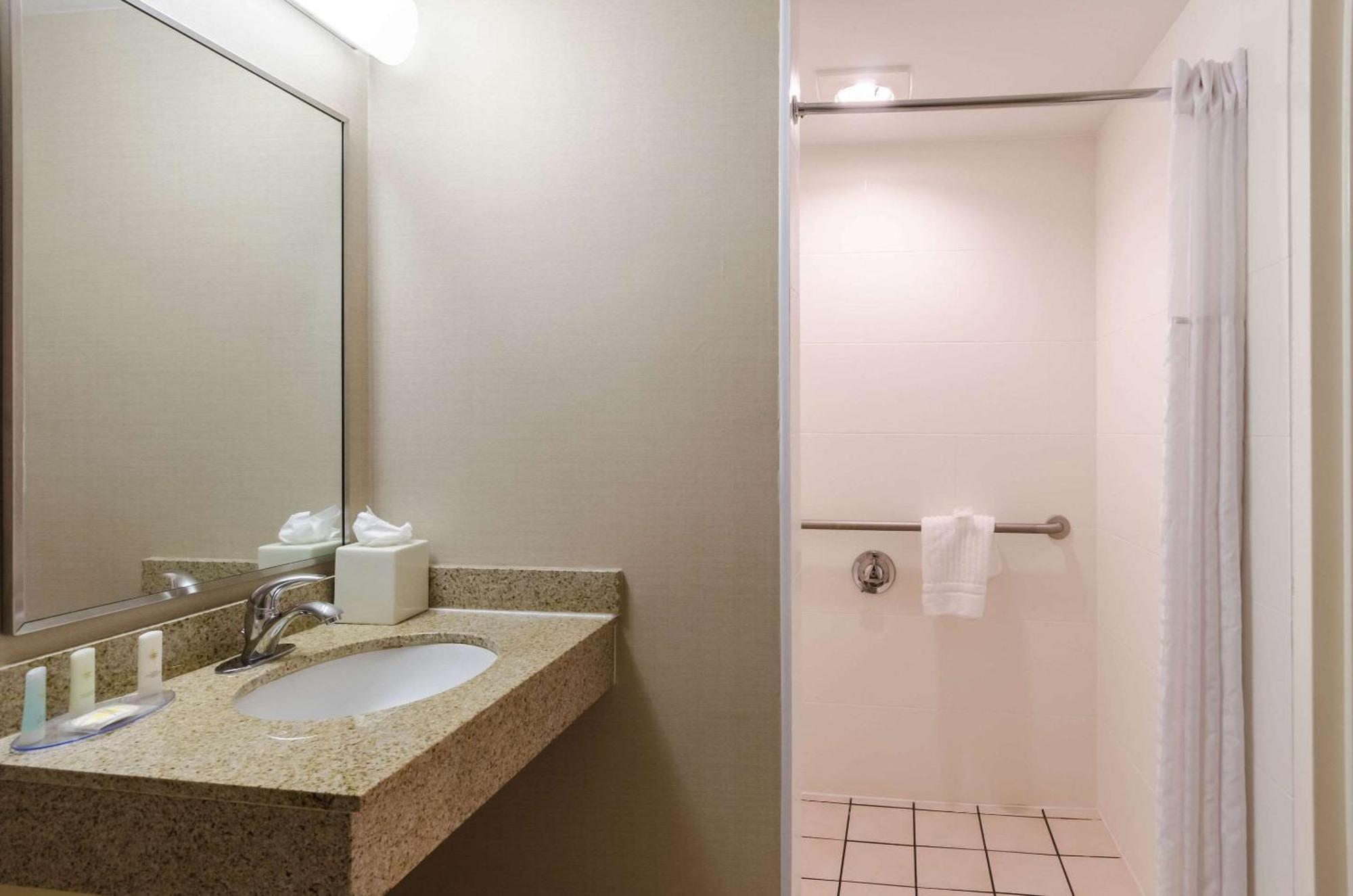 Comfort Inn Randolph-Boston Exterior foto